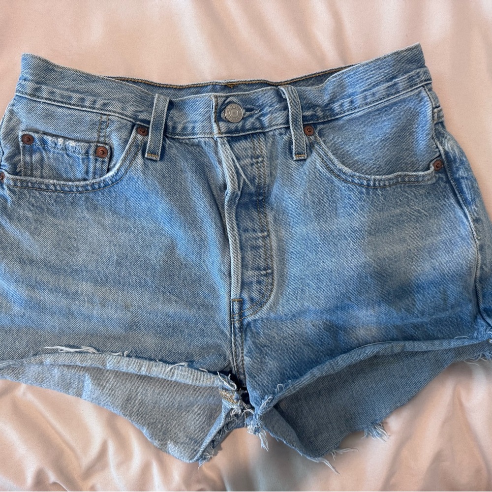 Light wash Levis 501 shorts. Size 29.